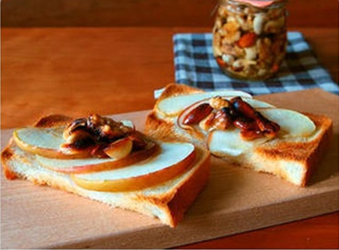 アップルパイみたいなナッツトースト