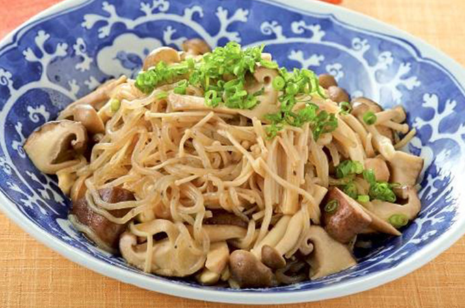 糸こんにゃくときのこのバターぽん酢炒め