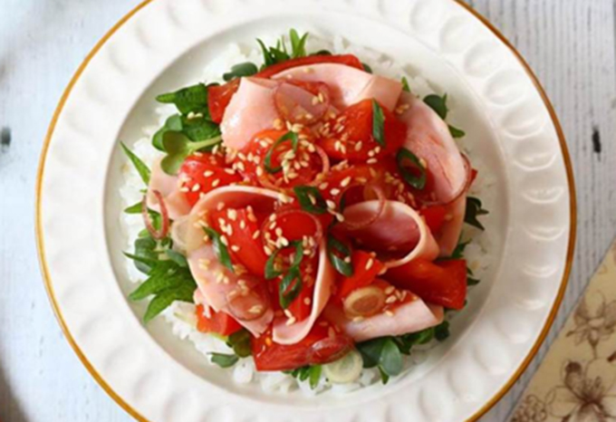 ロースハムのトマト丼ぶり