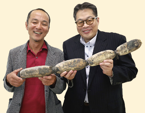 前列左から　IHミートソリューション㈱佐藤 誠（さとう まこと）さん、伊藤ハム米久ホールディングス㈱福田浩之（ふくだ ひろゆき）さん後列左から　伊藤ハムミート販売東㈱今井孝司（いまい たかし）さん、IHミートソリューション㈱浅山 淳（あさやま きよし）さん