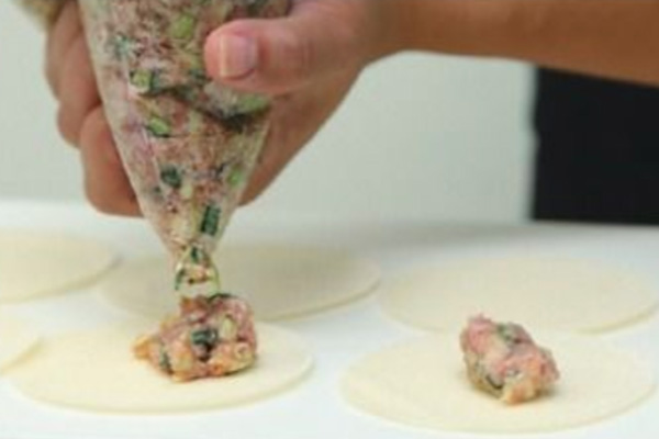 ぎょうざのタネを絞り出すポイント