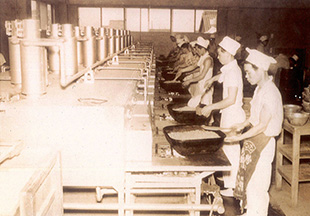 原料の焙煎・撹拌